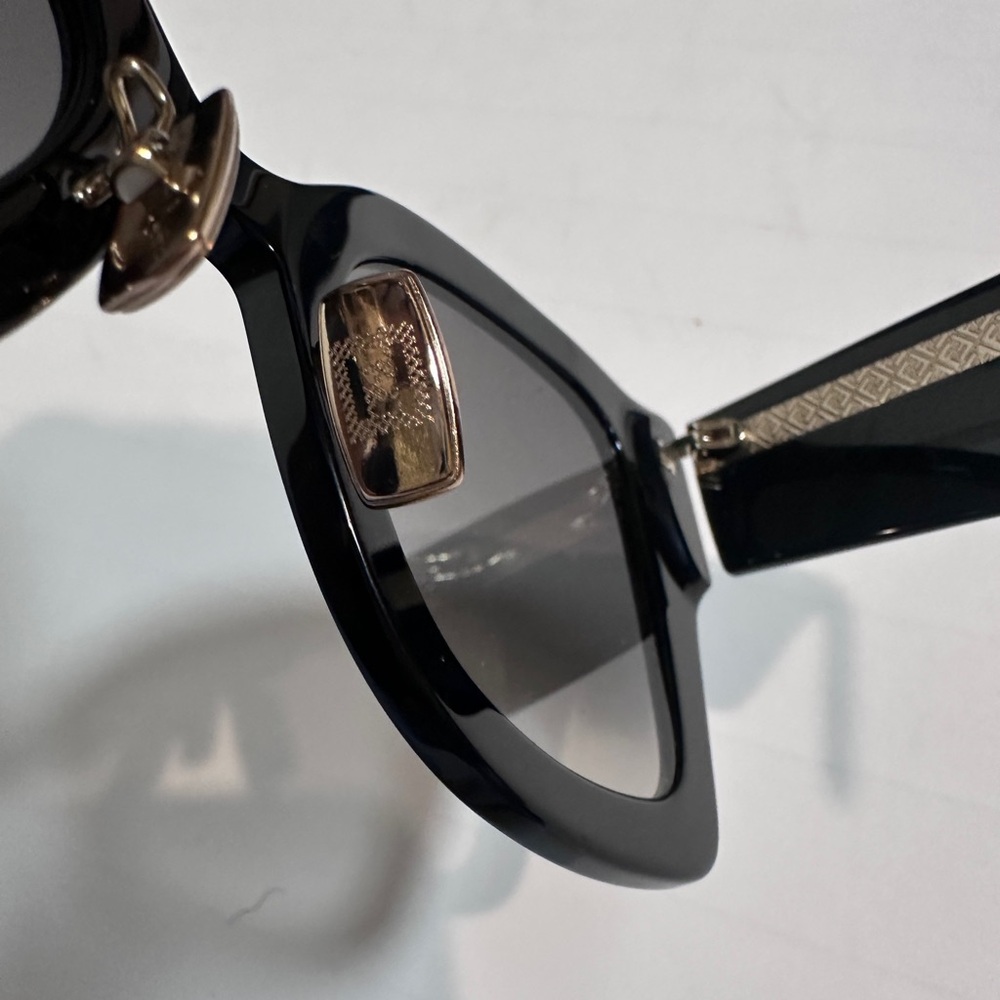 Fendi Elegant Black Sunglasses - Picture 5 of 6